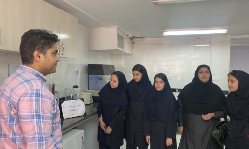  بازدید علمی دانش آموزان دبیرستان فرزانگان از آزمایشگاه جامع تحقیقاتی نیشابور